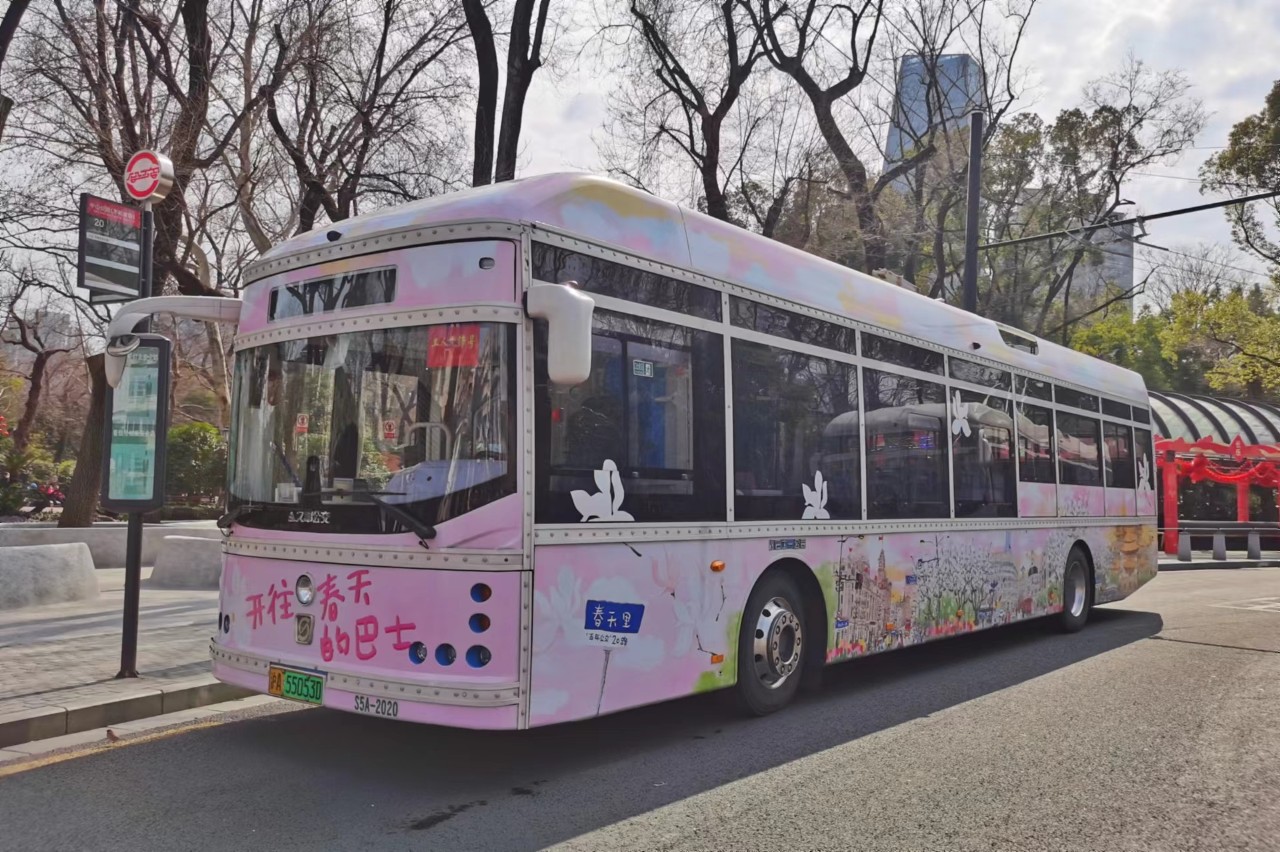 粉粉嫩嫩的！公交20路推出的限定涂装车，好有“春天感”！2.jpg