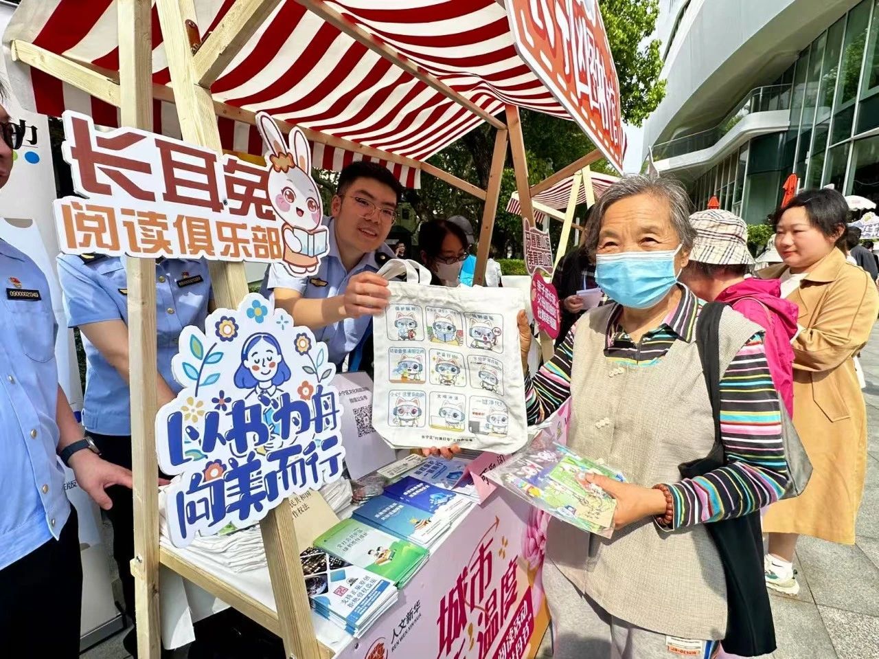 长宁“扫黄打非”办开展“4·23读书日”版权宣传周活动5.jpg
