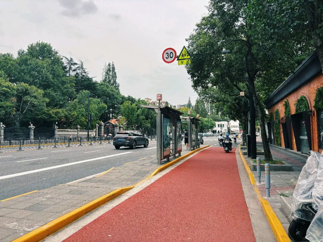 江苏路愚园路西侧.png