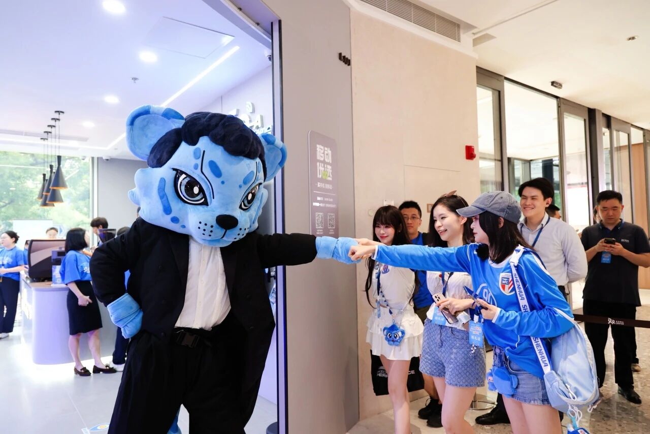 全国首家！“5G-A移动申花联名厅”就在长宁这里~2.jpg