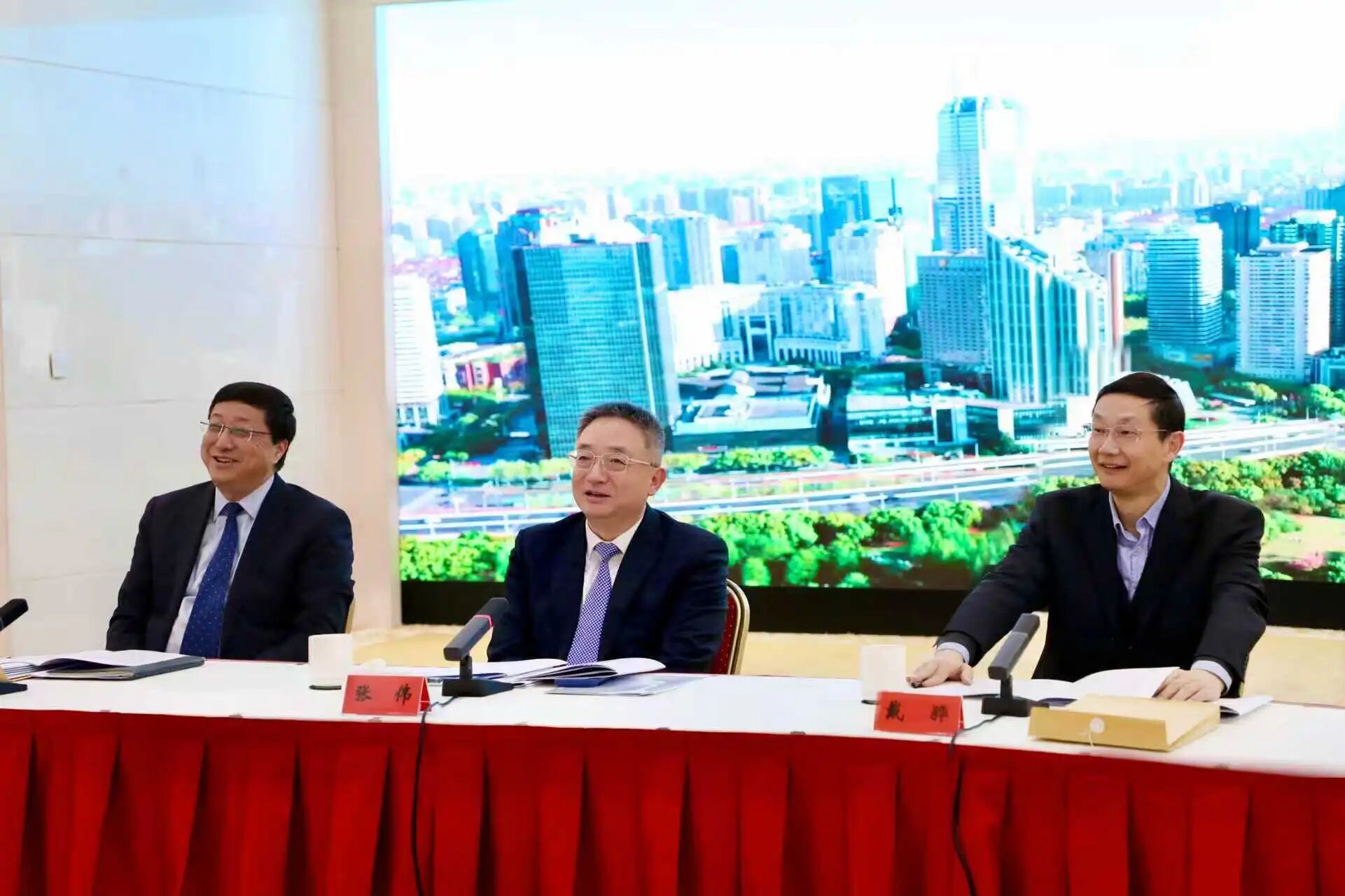 巩固提升四大特质、加快实施四大战略，奋力打造“大虹桥东引擎”、建强“大都市西门户”！ 十一届区委十一次全会绘就长宁未来发展新蓝图3.jpg