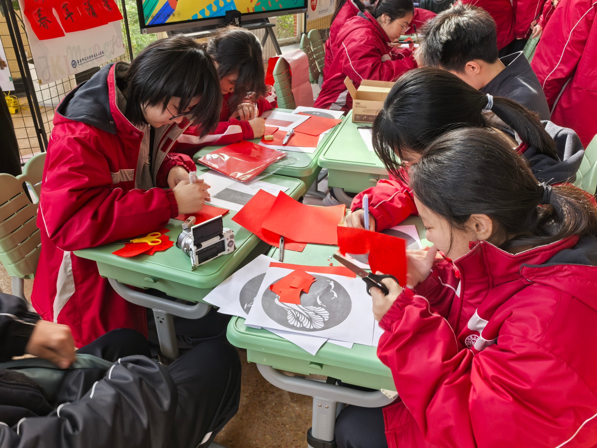 9.华师大附属天山学校-图片-华东师范大学附属天山学校非遗活动——剪窗花迎新年.jpg