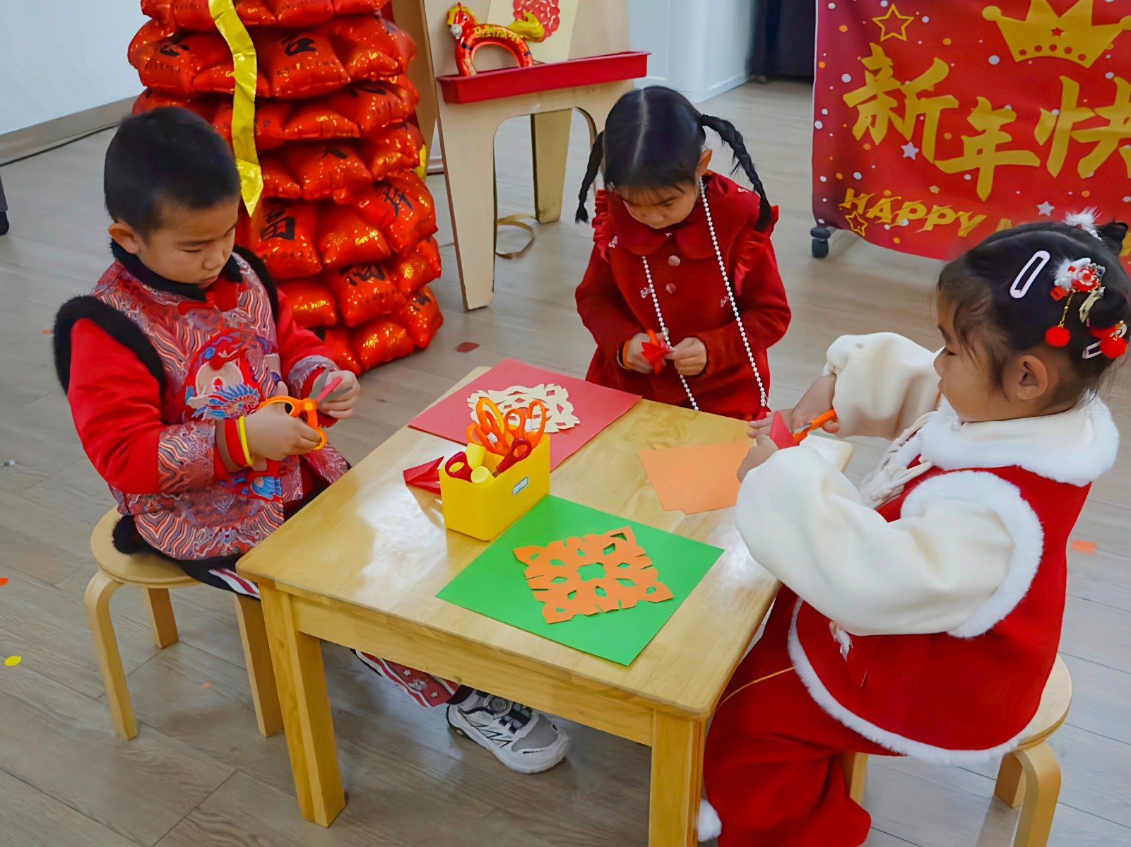 96.虹古路幼儿园-图片-巧手剪窗花 (2).jpg