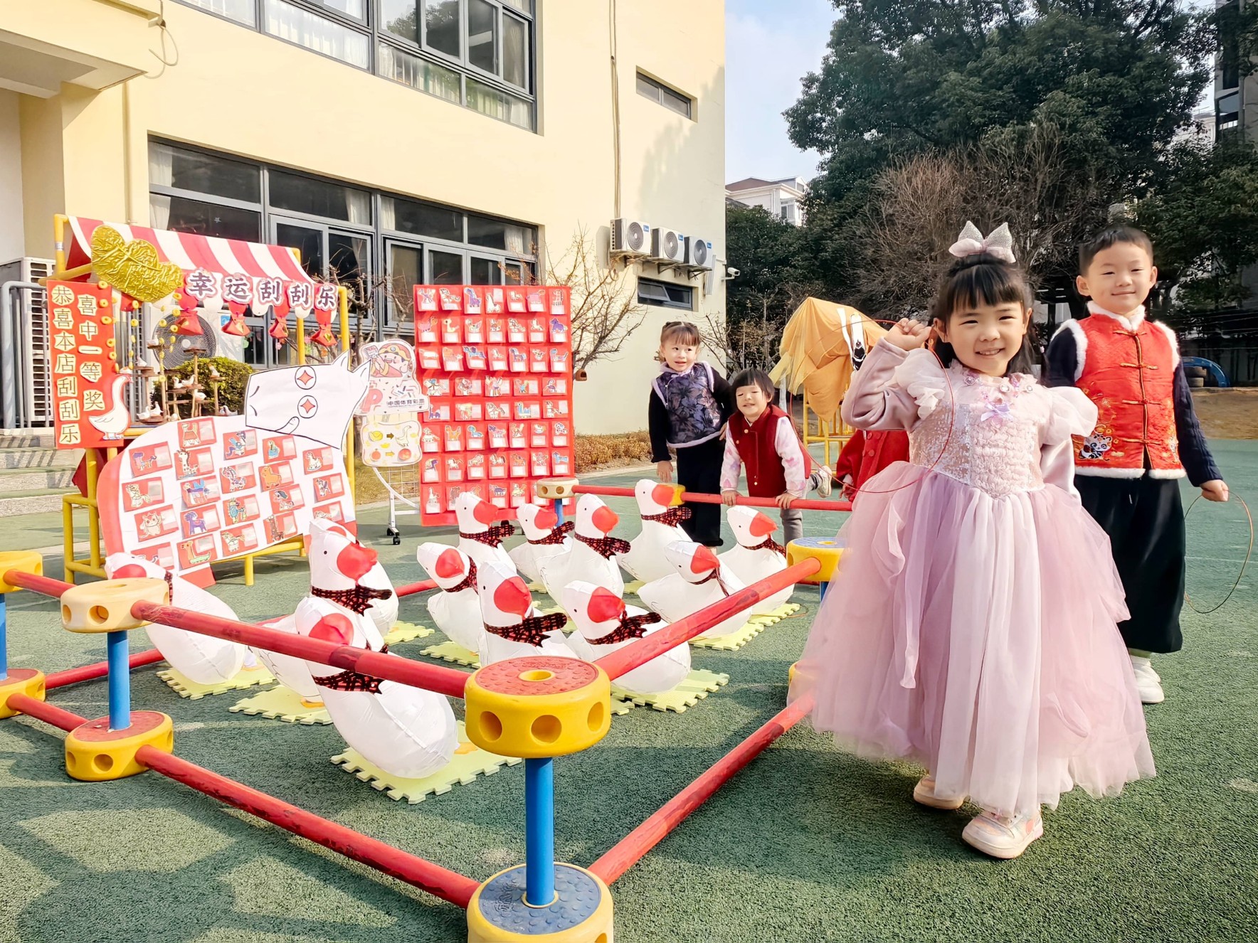 105.基金会幼儿园-图片-上海“儿童世界”基金会长宁幼儿园 +快乐玩转暖暖的集市.jpg