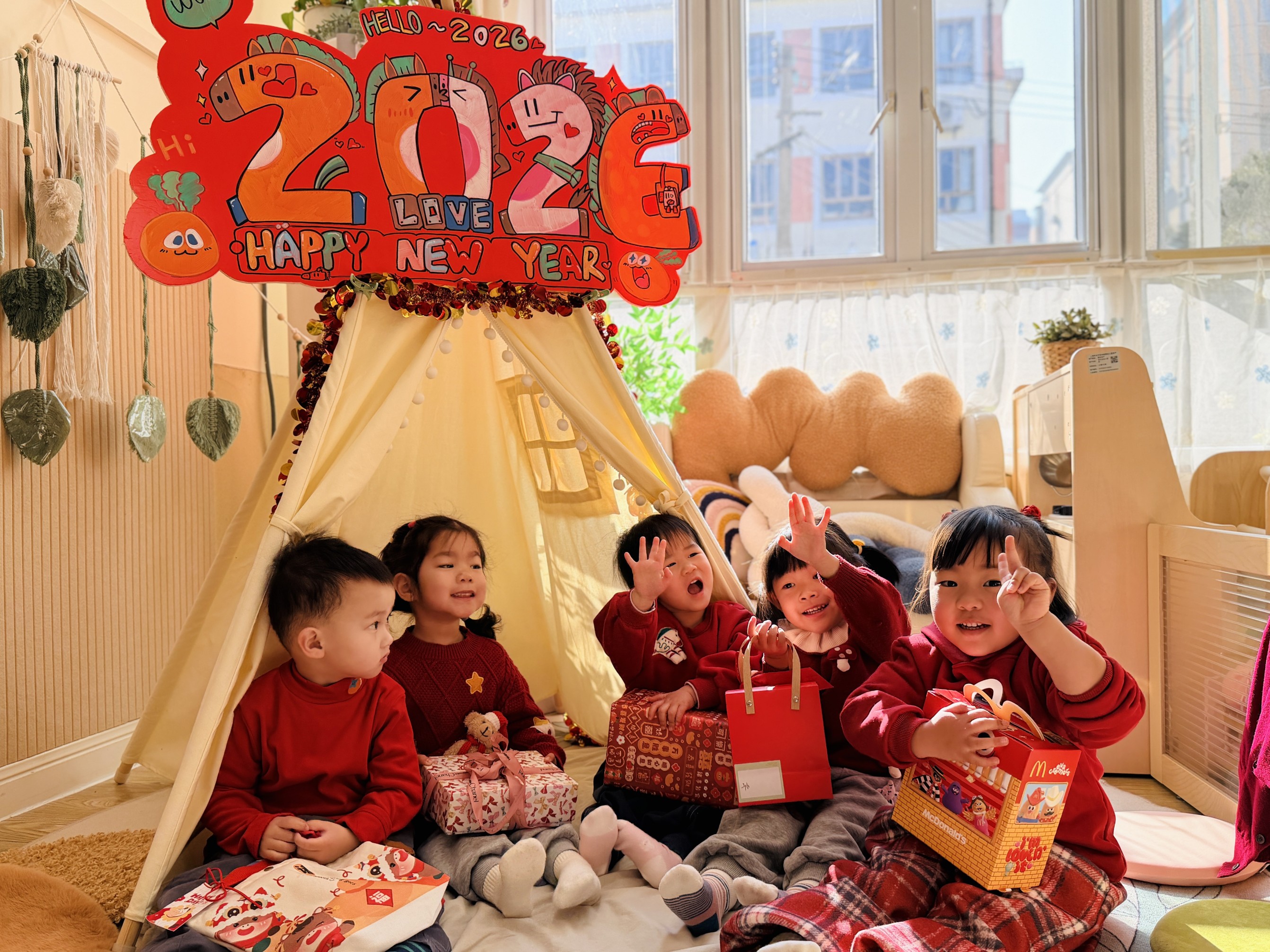 104.哈密路幼儿园-图片-哈密路幼儿园托班宝宝交换新年礼物.jpg