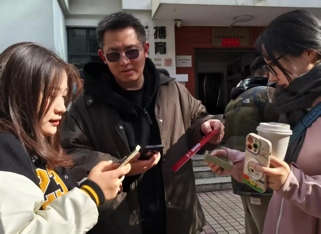 便民集市送服务 数字惠民零距离 —— 长宁区数据局机关党支部开展社区主题活动3.jpg