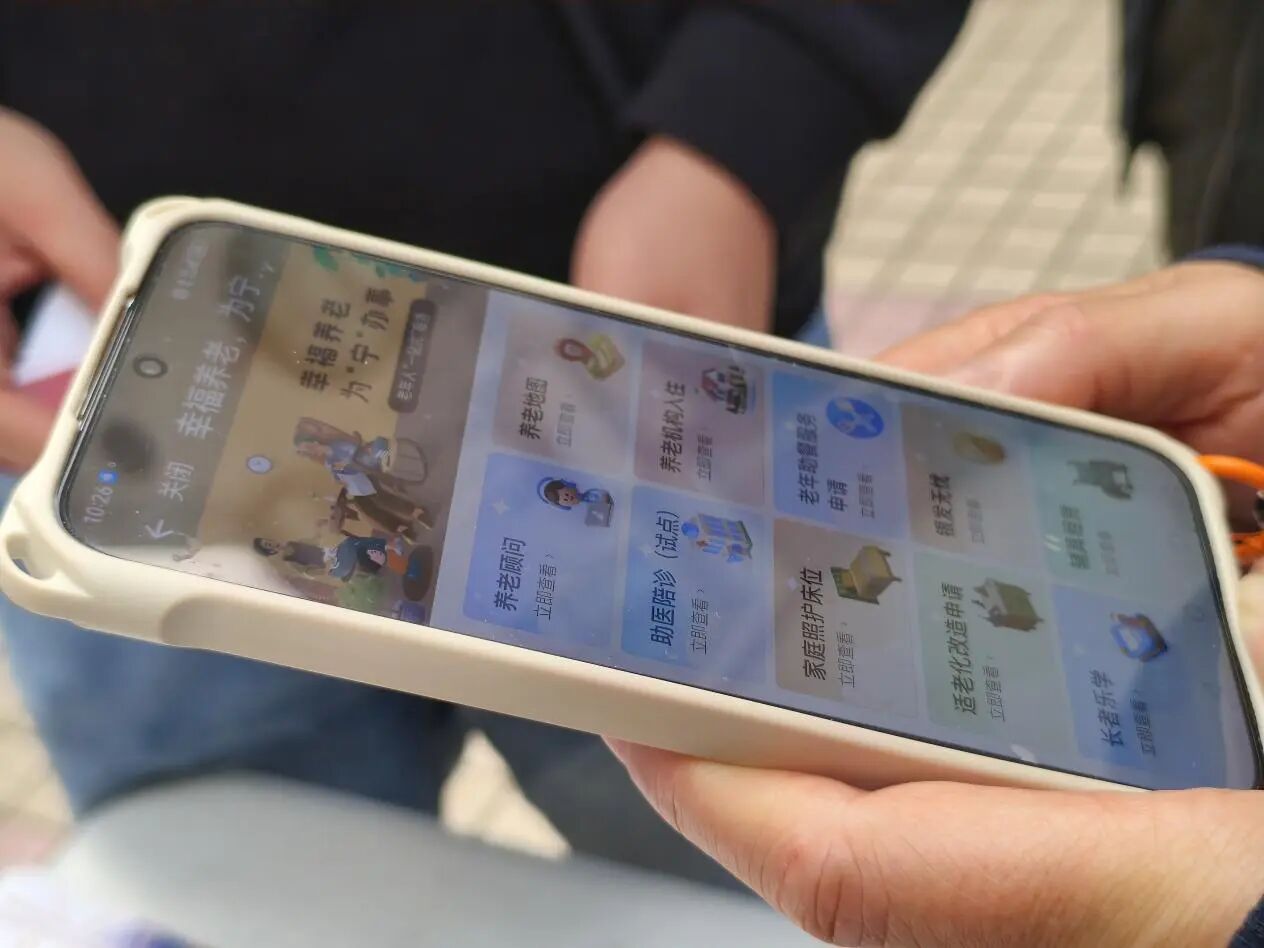 便民集市送服务 数字惠民零距离 —— 长宁区数据局机关党支部开展社区主题活动2.jpg