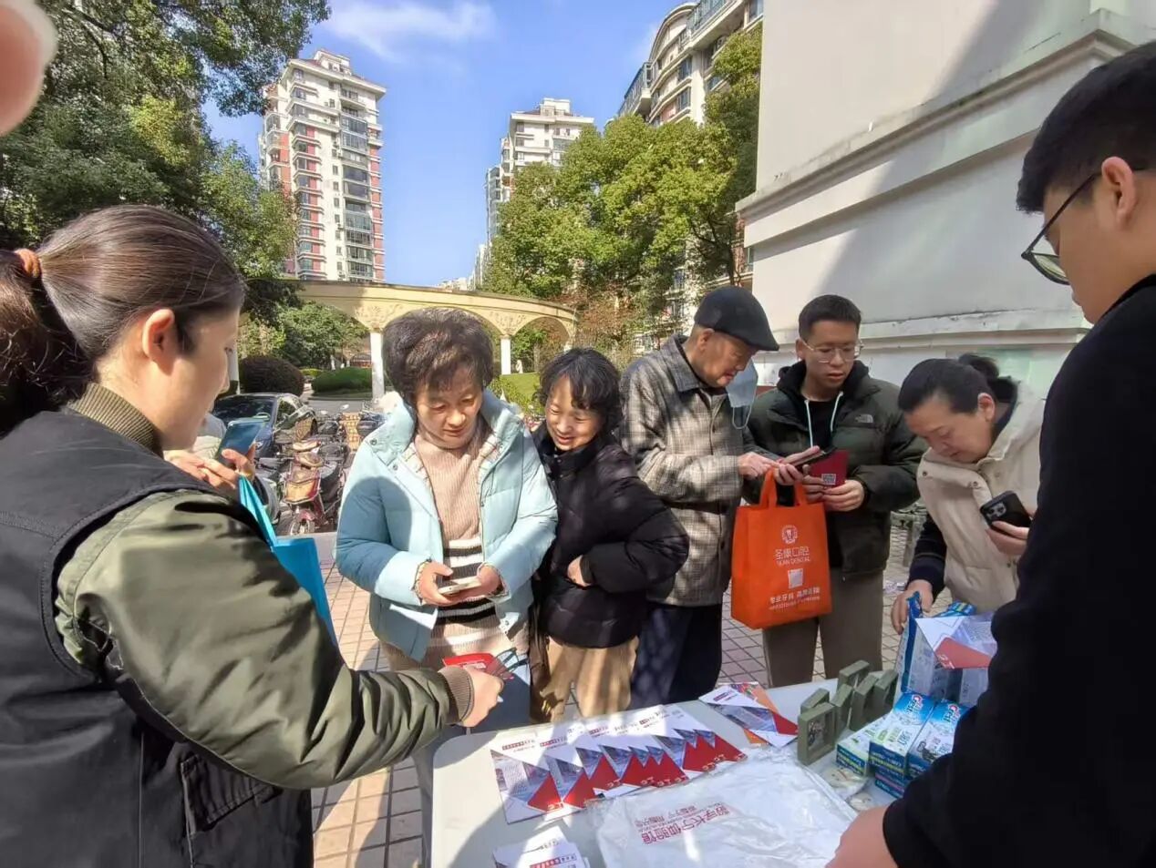 便民集市送服务 数字惠民零距离 —— 长宁区数据局机关党支部开展社区主题活动1.jpg