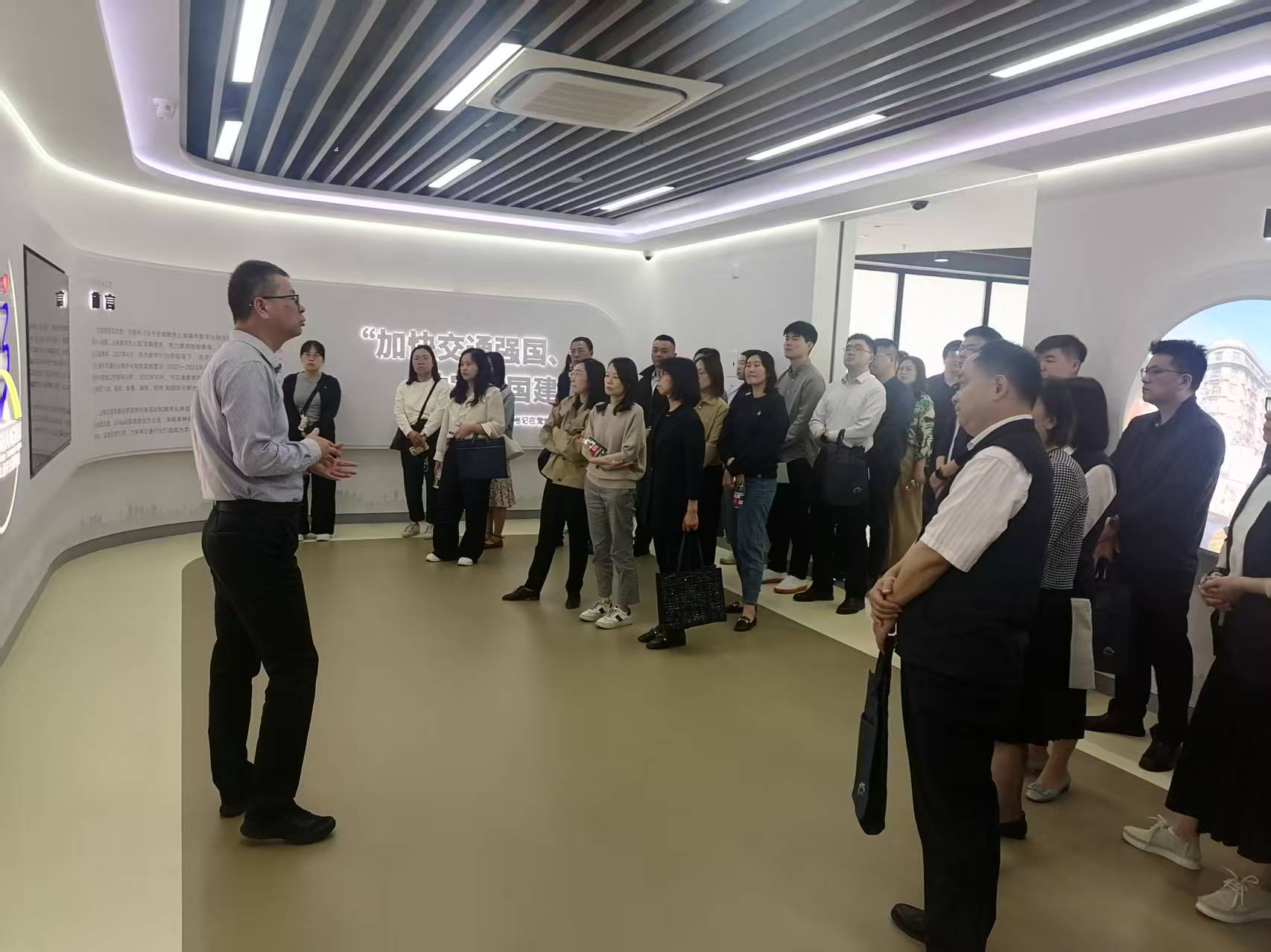 长宁区“加快培育新兴产业,推动数据赋能经济发展”专题研讨班开班3.jpg