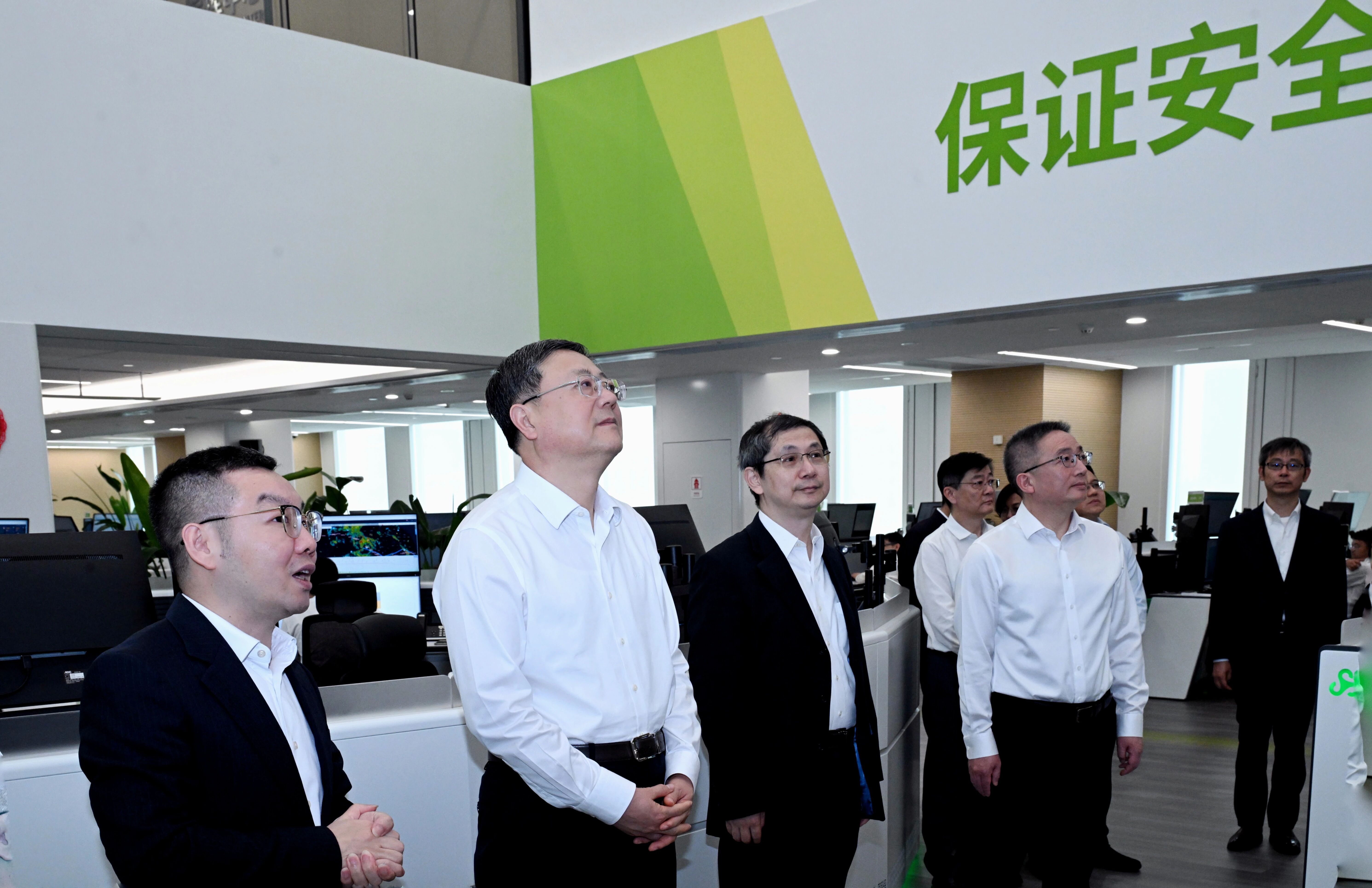 加快向数智经济强区、开放融通枢纽、品质生活乐土和创新创业热土转变！陈吉宁调研长宁区1.jpg