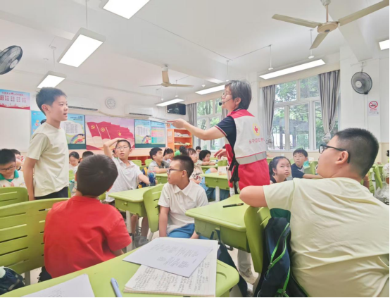 萌娃秒变“急救小达人”！长宁区红十字会送“安全护身符”进暑托班，这个夏天超有爱～317.png