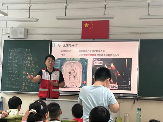 萌娃秒变“急救小达人”！长宁区红十字会送“安全护身符”进暑托班，这个夏天超有爱～457.png