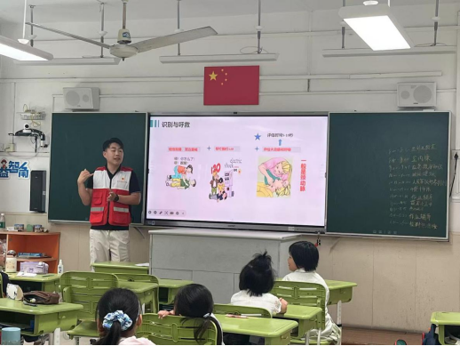 萌娃秒变“急救小达人”！长宁区红十字会送“安全护身符”进暑托班，这个夏天超有爱～581.png