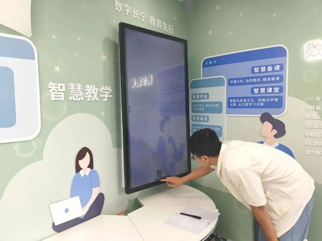 “数字感”满满!市民企业代表走进数字长宁体验馆→4.jpg